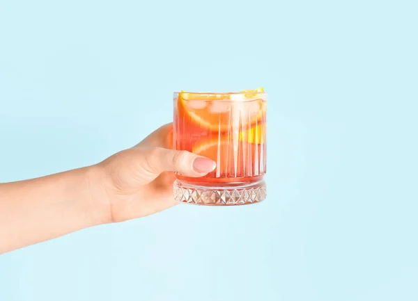 Kvinna Som Håller Glas Välsmakande Negroni Cocktail Färg Bakgrund Närbild — Stockfoto