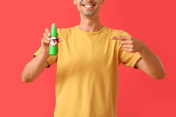 Hombre Joven Con Repelente Mosquitos Sobre Fondo Color — Foto de Stock