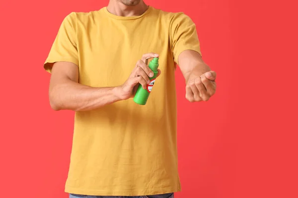 Jongeman Met Muggenspray Kleur Achtergrond — Stockfoto