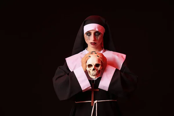 Frau Halloween Als Nonne Mit Totenkopf Auf Dunklem Hintergrund Verkleidet — Stockfoto