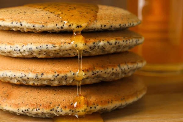 Pancake Lezat Dengan Madu Atas Meja Tutup — Stok Foto