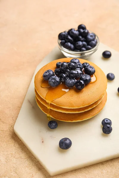 Board Von Leckeren Pfannkuchen Mit Honig Und Beeren Auf Farbigem — Stockfoto