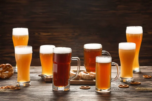 Gläser Mit Kaltem Bier Und Snacks Auf Dem Tisch Oktoberfest — Stockfoto