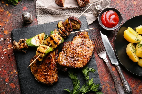 Board Tasty Pork Steaks Grilled Vegetables Grunge Background — Stock Photo, Image