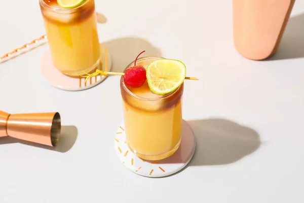 Copa Con Delicioso Cóctel Mai Tai Decorado Con Cereza Lima — Foto de Stock