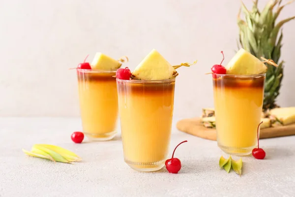 Glasses Delicious Mai Tai Cocktail Garnished Cherry Pineapple Slices Light — Stock Photo, Image