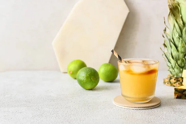 Bir Bardak Nefis Soğuk Mai Tai Kokteyli Yeşil Limon — Stok fotoğraf