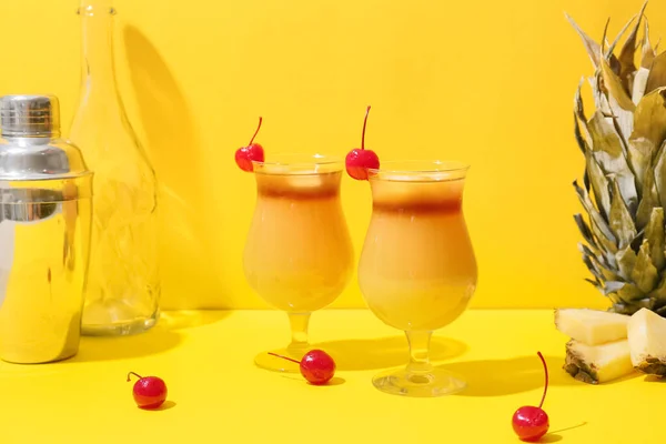 Stijlvolle Glazen Van Mai Tai Cocktail Gegarneerd Met Kers Gele — Stockfoto