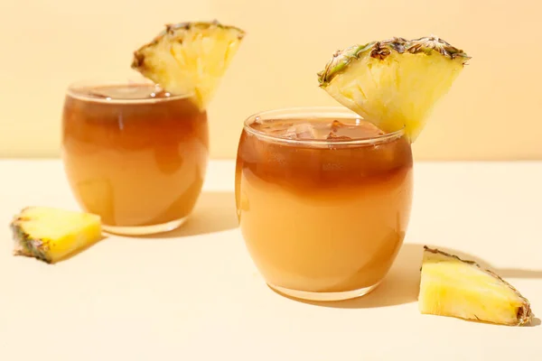 Bicchieri Con Delizioso Cocktail Mai Tai Fette Ananas Tavolo Chiaro — Foto Stock