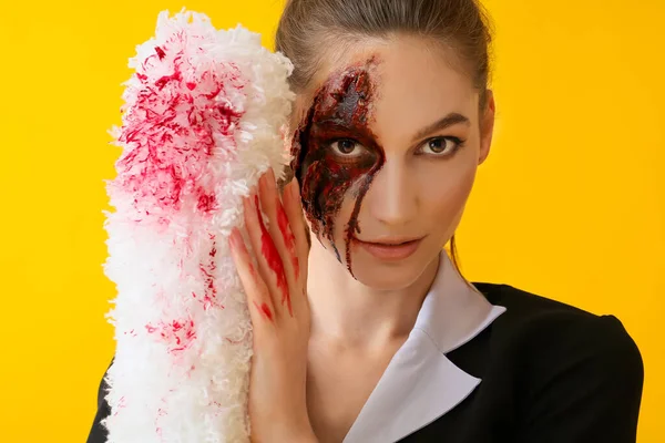Mulher Vestida Para Halloween Como Camareira Com Escova Poeira Fundo — Fotografia de Stock