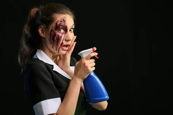 Mulher Chocada Vestida Para Halloween Como Camareira Com Garrafa Detergente — Fotografia de Stock