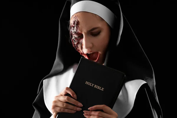 Mujer Vestida Para Halloween Como Monja Con Biblia Sobre Fondo —  Fotos de Stock