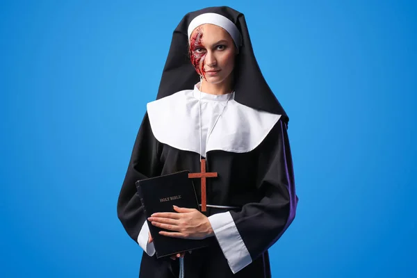 Woman Dressed Halloween Nun Bible Color Background — Stock Photo, Image