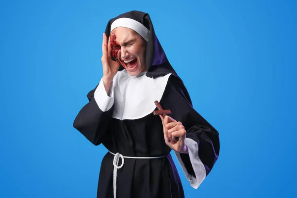 尖叫的女人打扮成修女打扮成彩色背景的万圣节 — 图库照片