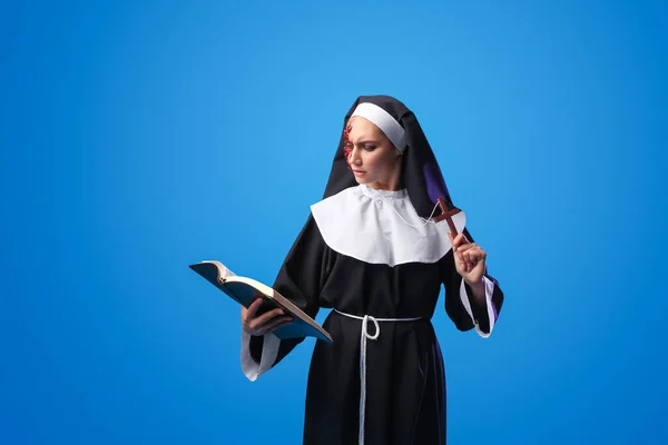 Mujer Vestida Para Halloween Como Monja Con Biblia Sobre Fondo — Foto de Stock