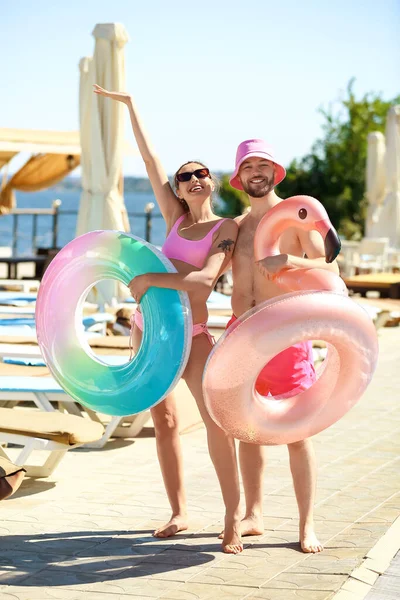 Young Couple Inflatable Rings Sea Resort — Stock Photo, Image