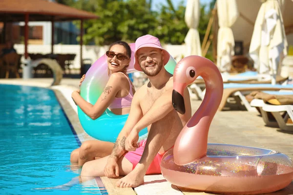 Young Couple Inflatable Rings Swimming Pool — Stock Photo, Image