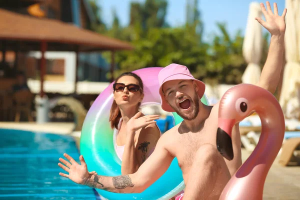 Young Couple Inflatable Rings Swimming Pool — Stock Photo, Image