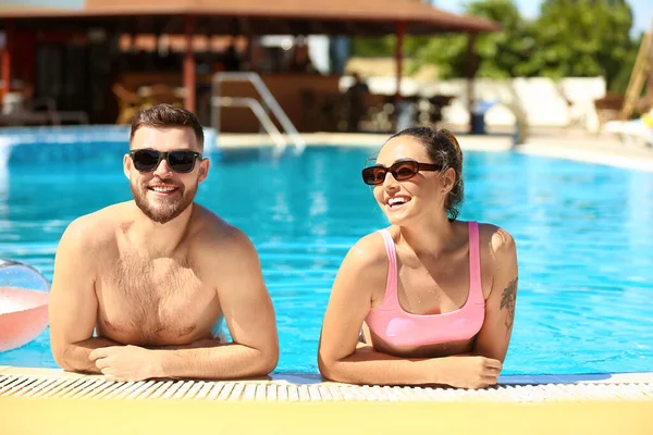 Young Couple Swimming Pool — Stock Photo, Image