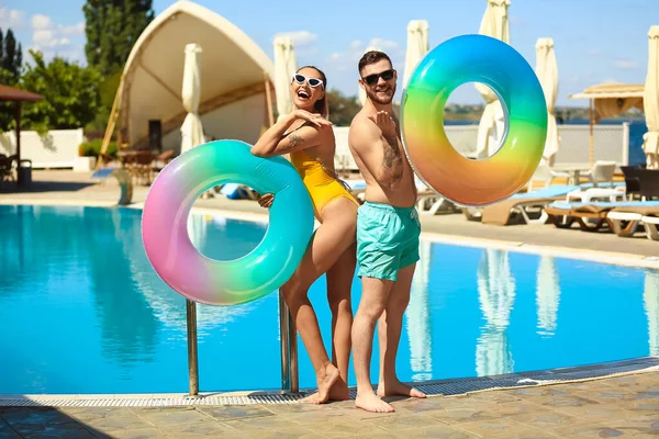 Young Couple Inflatable Rings Swimming Pool — Stock Photo, Image