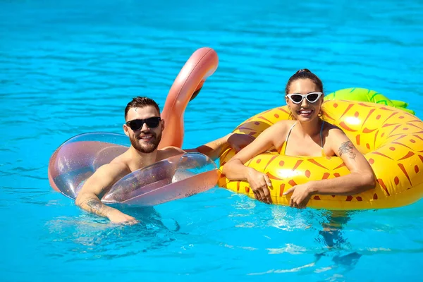 Young Couple Inflatable Rings Swimming Pool — Stock Photo, Image