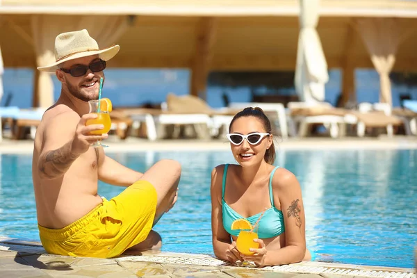 Young Couple Cocktails Swimming Pool — Stock Photo, Image