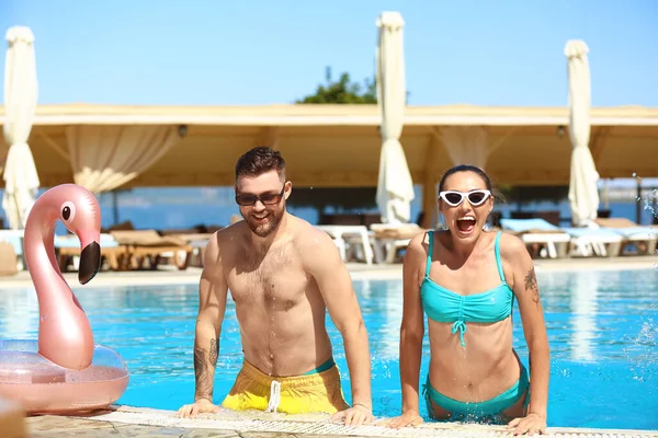 Young Couple Swimming Pool — Stock Photo, Image