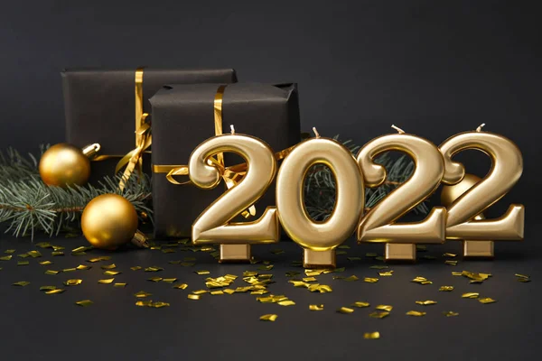 Figuur 2022 Met Geschenkdozen Confetti Zwarte Achtergrond — Stockfoto