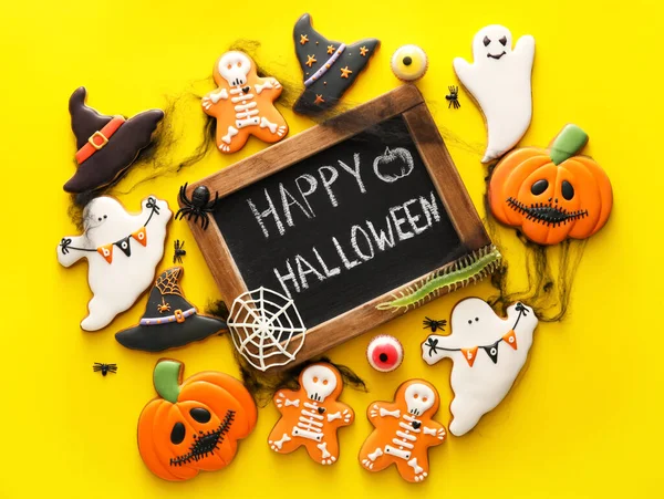 Доска Текстом Happy Halloween Вкусные Печенье Цветном Фоне — стоковое фото