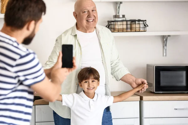 Homem Feliz Tirando Fotos Seu Filho Pai Cozinha — Fotografia de Stock