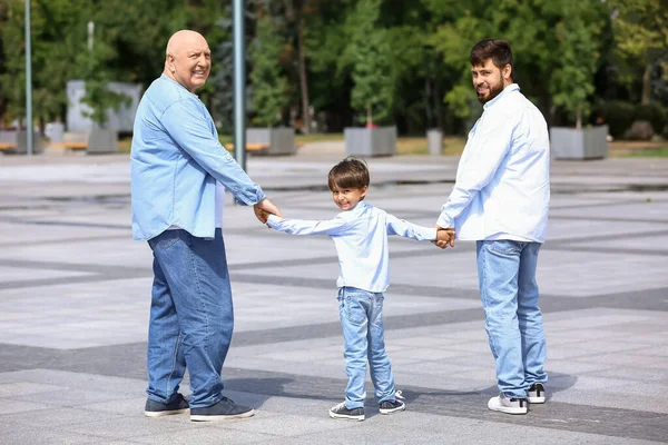 Feliz Hombre Pequeño Hijo Padre Caminando Aire Libre —  Fotos de Stock