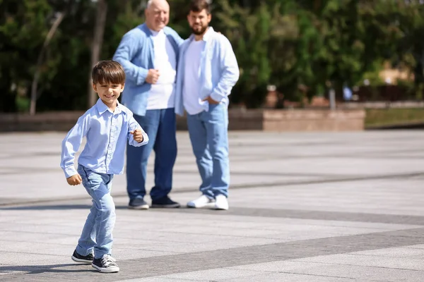 Ragazzino Con Suo Padre Suo Nonno Che Camminano All Aperto — Foto Stock