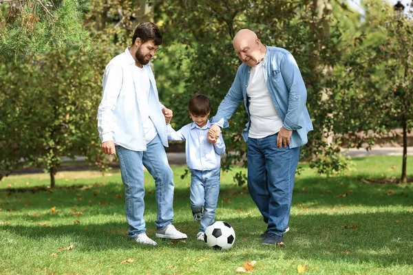 Hombre Pequeño Hijo Padre Jugando Fútbol Parque —  Fotos de Stock