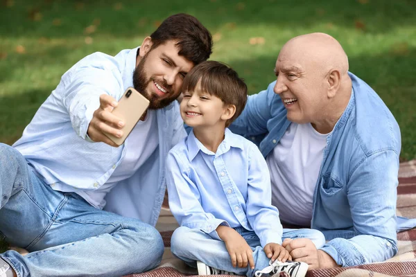 Feliz Hombre Pequeño Hijo Padre Tomando Selfie Parque — Foto de Stock