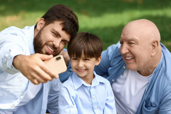 Feliz Hombre Pequeño Hijo Padre Tomando Selfie Parque — Foto de Stock