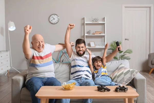 Homem Seu Filhinho Pai Assistindo Casa — Fotografia de Stock