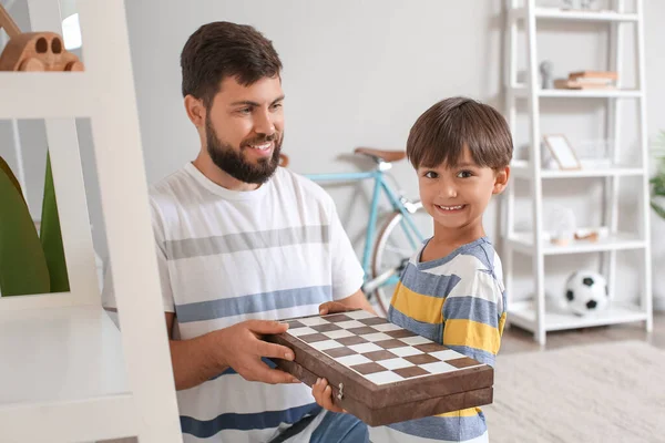Homem Feliz Seu Filhinho Jogando Xadrez Casa — Fotografia de Stock