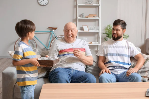 Hombre Pequeño Hijo Padre Jugando Ajedrez Casa — Foto de Stock