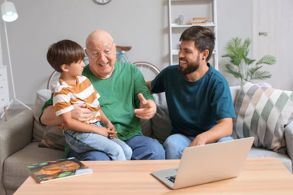 Ευτυχισμένος Άνθρωπος Μικρός Γιος Και Πατέρας Του Βίντεο Κουβεντιάζοντας Στο — Φωτογραφία Αρχείου