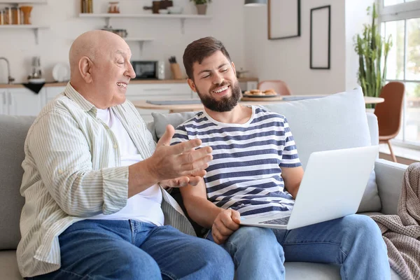 Homem Seu Pai Com Laptop Vídeo Conversando Casa — Fotografia de Stock