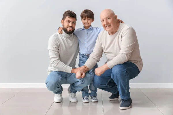 Feliz Hombre Pequeño Hijo Padre Cerca Pared Luz — Foto de Stock