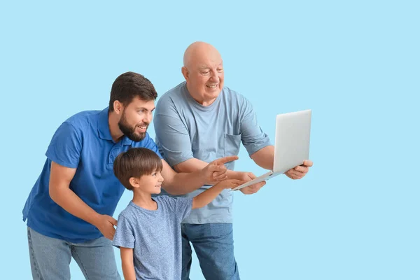 Lycklig Man Hans Lille Son Och Far Med Laptop Färg — Stockfoto