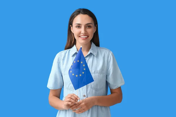 Junge Frau Mit Flagge Der Europäischen Union Auf Farbigem Hintergrund — Stockfoto