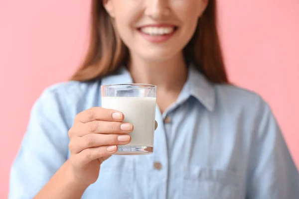 Jonge Vrouw Met Glas Verse Melk Kleur Achtergrond Close — Stockfoto