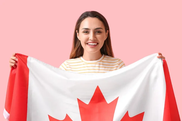 Bella Giovane Donna Con Bandiera Del Canada Sfondo Colori — Foto Stock