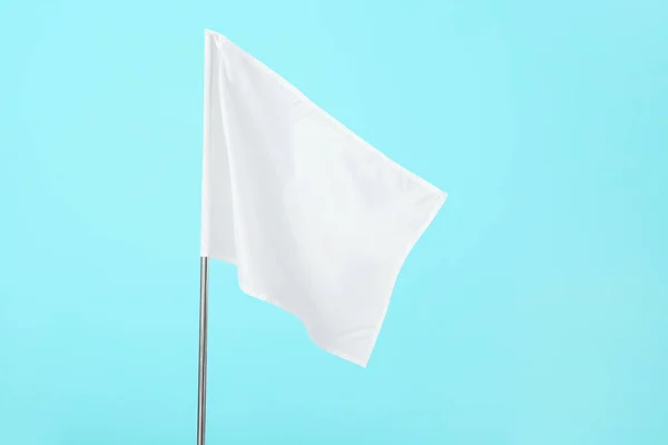 Valkoinen Lippu Väritaustalla — kuvapankkivalokuva