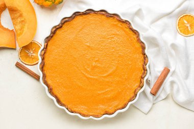 Beyaz arka planda lezzetli balkabağı turtası ile fırın yemeği