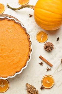 Beyaz arka planda lezzetli balkabağı turtasıyla kompozisyon, yakın plan.