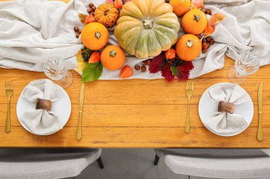 Sonbahar dekorlu ahşap masa.