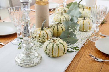 Sunulan ahşap masada güzel bir sonbahar dekoru.